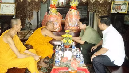 Công an Trà Vinh tặng quà nhân dịp Sêne Đôlta 2015