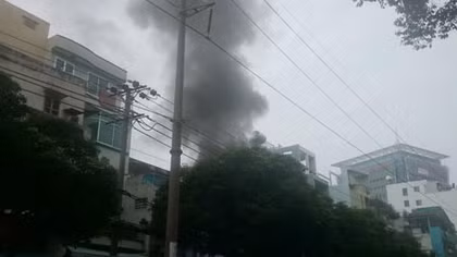 Sau nhiều tiếng nổ, cửa hàng ĐTDĐ cháy ngùn ngụt