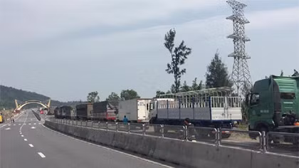 Người dân quá khích chặn quốc lộ 1A là trái pháp luật