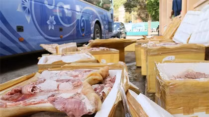 Kinh hãi phát hiện hơn 1 tấn thịt heo thối trên xe khách