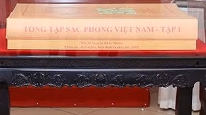 Tặng “Tổng tập sắc phong Việt Nam” cho Bảo tàng Quốc gia 