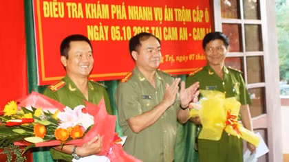 Thưởng nóng lực lượng vây bắt đối tượng trộm ô tô trốn vào rừng