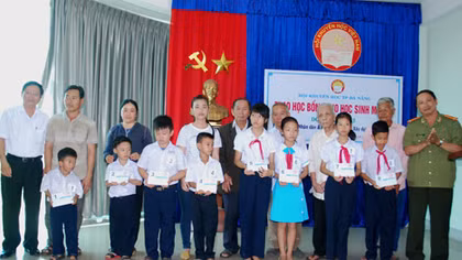 Trao 30 sổ tiết kiệm trị giá 300 triệu đồng cho học sinh mồ côi tại TP Đà Nẵng