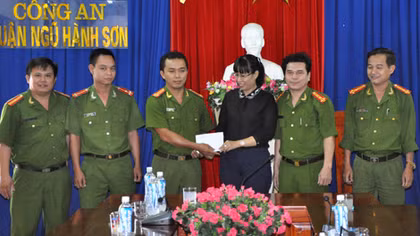 Nhân viên bảo vệ thích "kiểm tra" túi xách của phụ nữ
