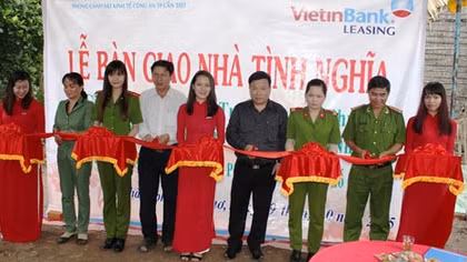 Công an TP Cần Thơ trao 2 căn nhà tình nghĩa 