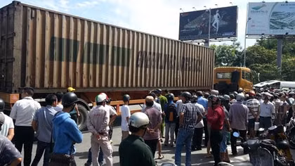 Xe container “va” xe máy, hai phụ nữ thương vong