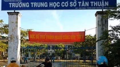 Bốn thanh niên xông vào trường học đâm gây án