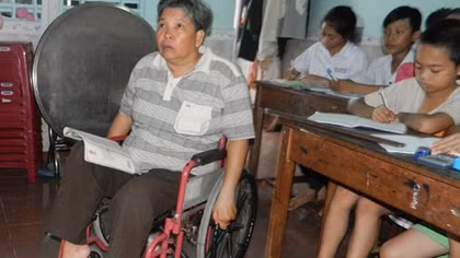 Cô giáo khuyết tật 25 năm ngồi xe lăn dạy chữ cho trẻ em nghèo 