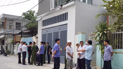 Vợ ngã quị phát hiện chồng bị bắn gục ngoài cổng