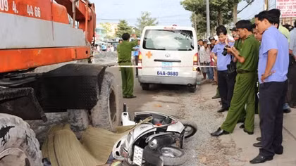 Va chạm với xe làm đường, 2 người tử vong 