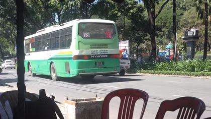 Chuyện về cụ bà bán quán vỉa hè biết 4 ngoại ngữ 