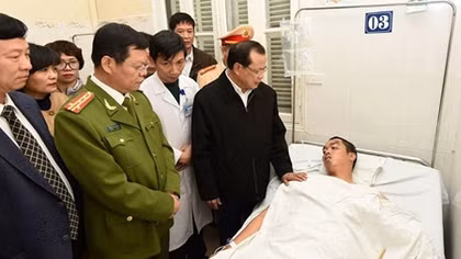 Đồng chí Phạm Quang Nghị thăm cán bộ CSGT bị thương khi làm nhiệm vụ 