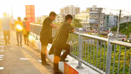 Nam thanh niên rơi từ cầu vượt xuống đất