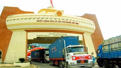 Bác bỏ thông tin “98% rượu ngoại và 90% mỹ phẩm qua cửa khẩu Lao Bảo là hàng giả”