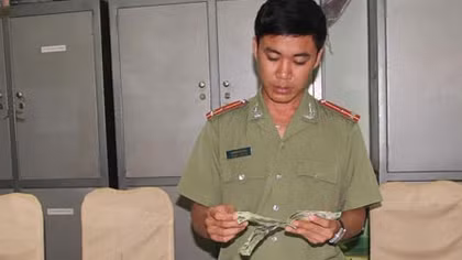 Ra tù 2 anh em ruột lại cầm đầu đường dây tiêu thụ tiền giả