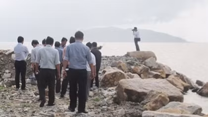 Xây dựng bãi tắm, tiện tay lấp luôn biển trái phép