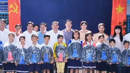 Trao quà cho học sinh nghèo, vượt khó học giỏi Cờ Đỏ