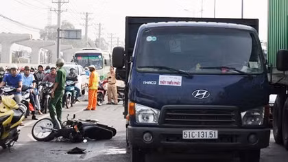 Chạy vào làn xe ô tô, một thanh niên bị đâm tử vong