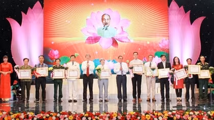 Trao giải thưởng về chủ đề 'Học tập và làm theo tấm gương đạo đức Hồ Chí Minh'