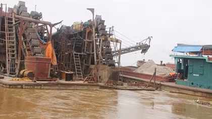 Những thủ đoạn 'hút bạc' dưới đáy sông