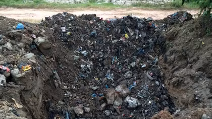 Truy tìm 1 tấn nầm lợn bị đào trộm sau khi chôn tiêu hủy