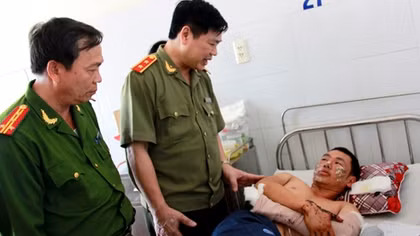 Quên mình cứu dân