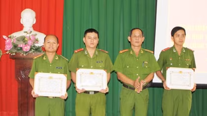 Khen thưởng tập thể, cá nhân bóc gỡ đường dây mua bán 164 phụ nữ