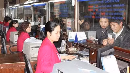 Mua vé qua "cò", có thể không được lên tàu
