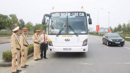 Xe siêu trường, siêu trọng chở quá tải vẫn nhức nhối ở Lào Cai