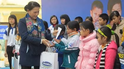 Trao sữa cho trẻ em nhiễm chất độc da cam