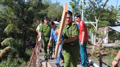 Công an Cần Thơ xây cầu giao thông nông thôn