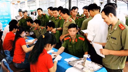 Tuổi trẻ Công an Vĩnh Long hiến máu nhân đạo