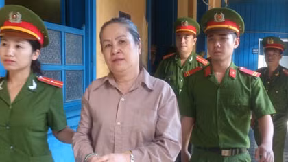 Nhập cảnh với 6 bánh heroin trong thùng mì