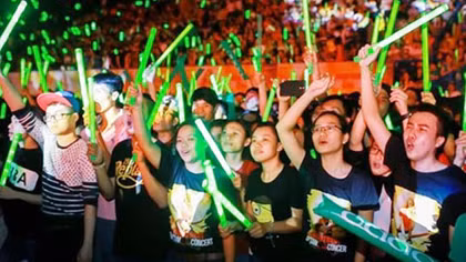 Danh tiếng đi mượn, fan cuồng đi thuê...