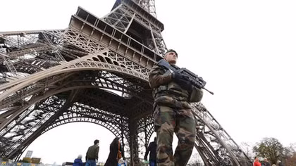 Vụ khủng bố ở Paris: Kéo dài tình trạng khẩn cấp lên 3 tháng