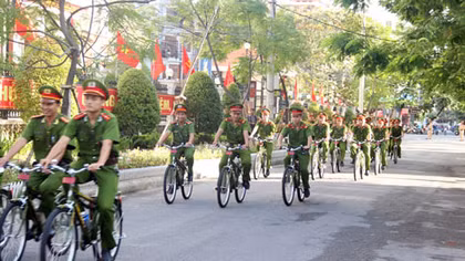 Cảnh sát khu vực Huế tuần tra bằng xe đạp