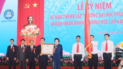 Trường đại học Thương mại đón nhận Huân chương Độc lập hạng Nhất