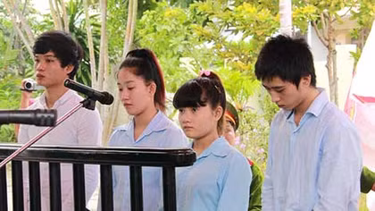 Nữ tiếp viên xin tha mạng vẫn bị ném xuống triền sông