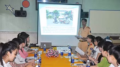 Tuyên truyền pháp luật về ATGT cho nhân viên Nhà máy bia Việt Nam tại Hậu Giang