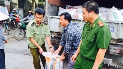 Kiểm tra xe quá tải, lộ diện 5,4 tấn mỡ động vật bẩn