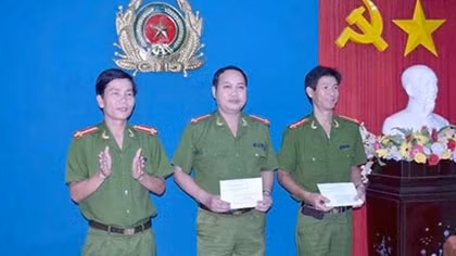 Thưởng nóng đơn vị triệt phá băng nhóm gây ra 30 vụ cướp giật