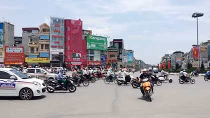 Cảnh sát giao thông Hà Nội bám mặt đường ngày nắng nóng