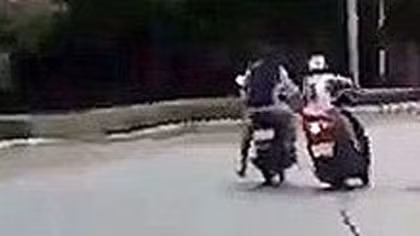 Vứt túi xách xuống đồng sau khi ‘rút ruột’