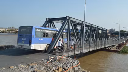 Nơm nớp lo khi đi trên cầu phao tạm