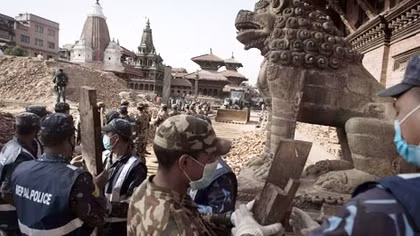Thành phố đền đài ở Nepal biến thành nơi dựng lều trại