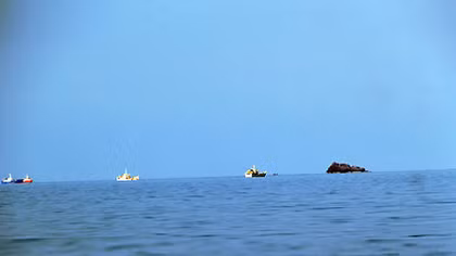 Hai máy bay đã va chạm nhau trước khi rơi xuống biển?