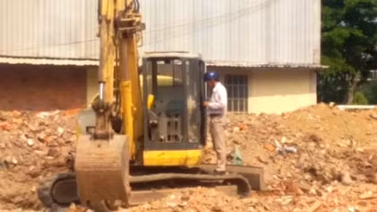 Người lượm ve chai bị xe cuốc tông tử vong