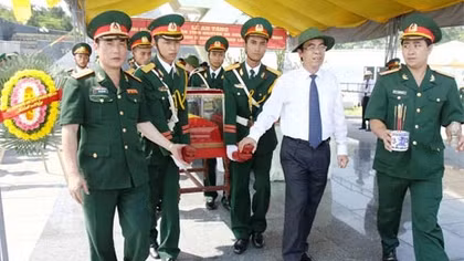 Truy điệu, an táng 15 hài cốt liệt sỹ Việt Nam hy sinh tại Lào