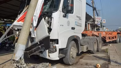 'Hung thần' container gây náo loạn quốc lộ 22