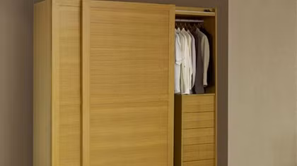 Kẻ trộm trốn trong tủ quần áo